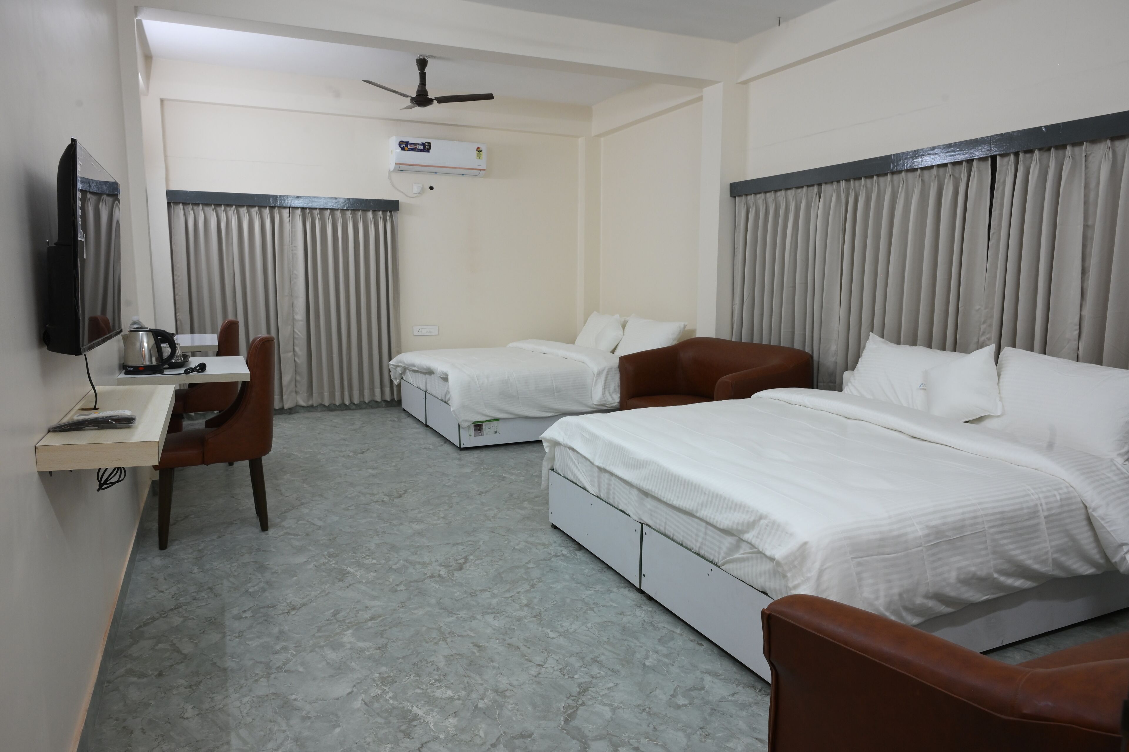 Deluxe vierpersoonskamer, uitzicht op tuin | Een bureau, een laptopwerkplek, gratis wifi