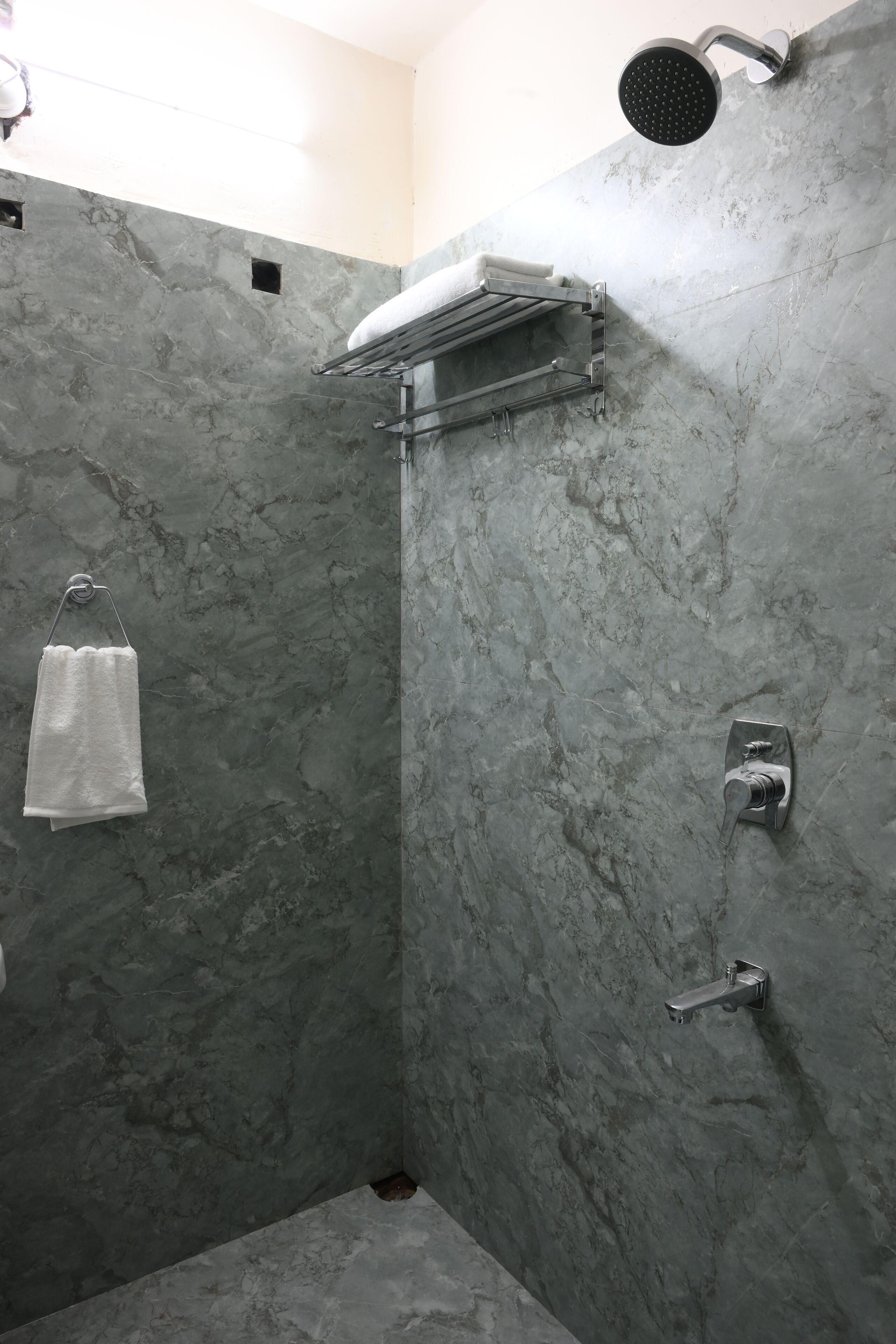 Een douche, handdoeken, zeep, shampoo