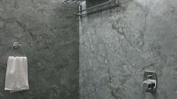 Dusche, Handtücher, Seife, Shampoo