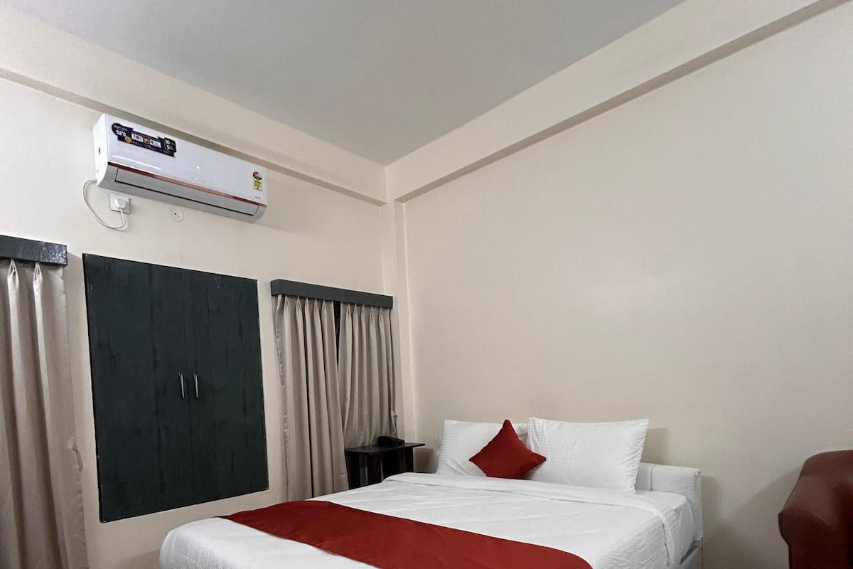 Deluxe Twin Room, Garden View | Desk, laptop workspace, free WiFi