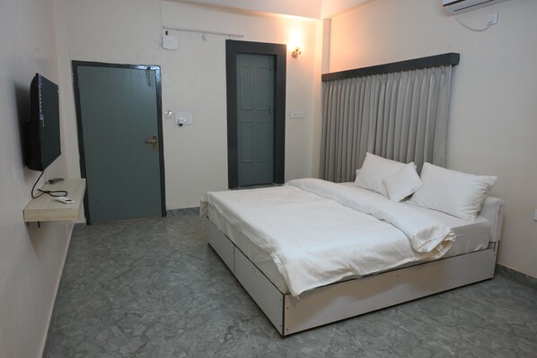 Deluxe Double Room, Garden View | Desk, laptop workspace, free WiFi