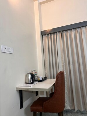 Escritorio, espacio para trabajar con laptop y wifi gratis 