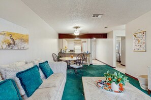 TV, offices - Cozy coastal condo, full kitchen & close to beach access (Fort Walton Beach)