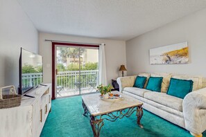 TV, offices - Cozy coastal condo, full kitchen & close to beach access (Fort Walton Beach)