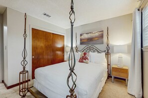 2 bedrooms, WiFi, bed sheets - Cozy coastal condo, full kitchen & close to beach access (Fort Walton Beach)
