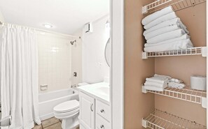 Shower, towels - 6th Floor Condo, On-site restaurant & bar, Splash pad w/ pool (Destin)