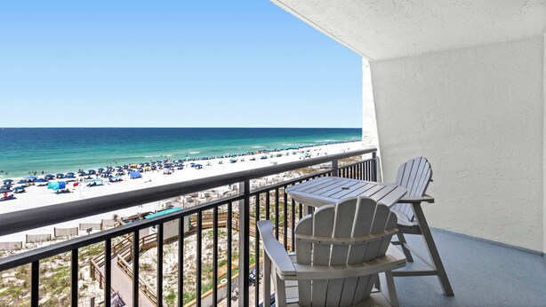 Un balcone con vista sulla spiaggia e sull'oceano.