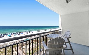 Outdoor dining - 6th Floor Condo, On-site restaurant & bar, Splash pad w/ pool (Destin)