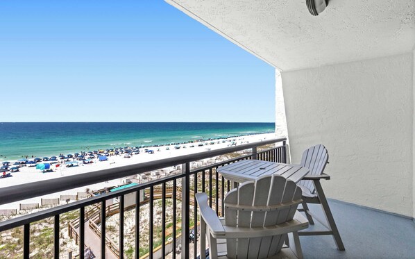 A balcony with a view of a beach and ocean. - 6th Floor Condo, On-site restaurant & bar, Splash pad w pool (Destin)