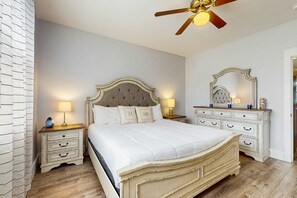 3 bedrooms, iron/ironing board, Internet, bed sheets - Beautiful home in a gated community with porches & shared pool,hot tub (Port St. Joe)