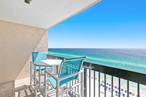 Property grounds - Beach-chic 18th floor condo w/ gulf-front views Indoor & outdoor pool on-site (Destin)