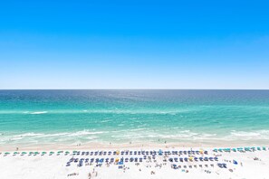Una playa de arena blanca y agua turquesa.