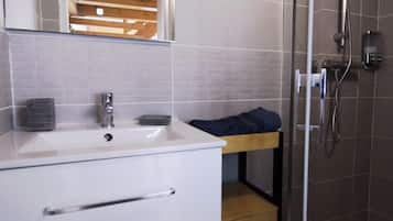 Douche, sèche-cheveux, serviettes fournies, savon