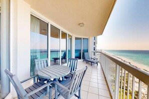 Outdoor dining - Comfortable condo with Gulf-front balcony & on-site pool (Destin)