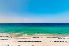 Beach nearby - Comfortable condo with Gulf-front balcony & on-site pool (Destin)