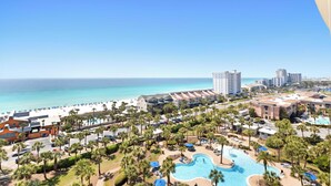 Ein Resort mit Pool, Strand und Meerblick.