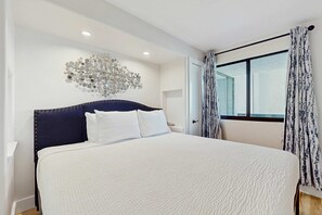 1 bedroom, iron/ironing board, Internet, bed sheets - Spacious oceanfront condo with pool on-site, ocean view, WiFi & central AC (Destin)
