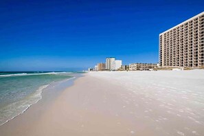 On the beach - Spacious oceanfront condo with pool on-site, ocean view, WiFi & central AC (Destin)