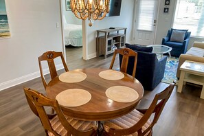 Dining - Stylish ocean-area home with generous space and short walk to the beach (Mexico Beach)