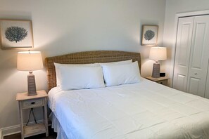 2 bedrooms, iron/ironing board, WiFi, bed sheets - Stylish ocean-area home with generous space and short walk to the beach (Mexico Beach)