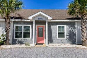 Exterior - Stylish ocean-area home with generous space and short walk to the beach (Mexico Beach)