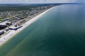 Beach nearby - Stylish ocean-area home with generous space and short walk to the beach (Mexico Beach)