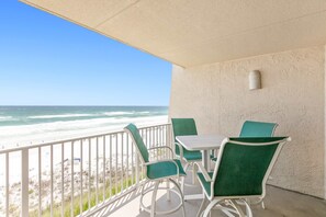 Outdoor dining - Well-equipped Gulf-front condo on 3rd floor with outdoor pool, grills & gym (Miramar Beach)