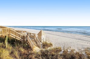 On the beach - Well-equipped Gulf-front condo on 3rd floor with outdoor pool, grills & gym (Miramar Beach)