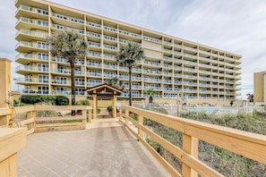 Property grounds - Spacious & well-equipped condo with partial ocean views, shared pool, gym (Miramar Beach)