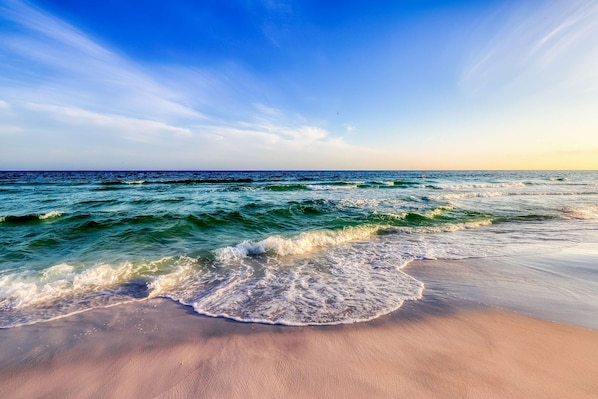 Beach nearby - Spacious & well-equipped condo with partial ocean views, shared pool, gym (Miramar Beach)
