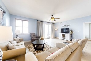 TV, DVD player, offices - Spacious 18th-floor condo with furnished balcony, shared heated pool, gym, & more (Miramar Beach)