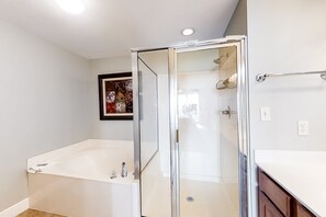 Shower, towels - Spacious 18th-floor condo with furnished balcony, shared heated pool, gym, & more (Miramar Beach)