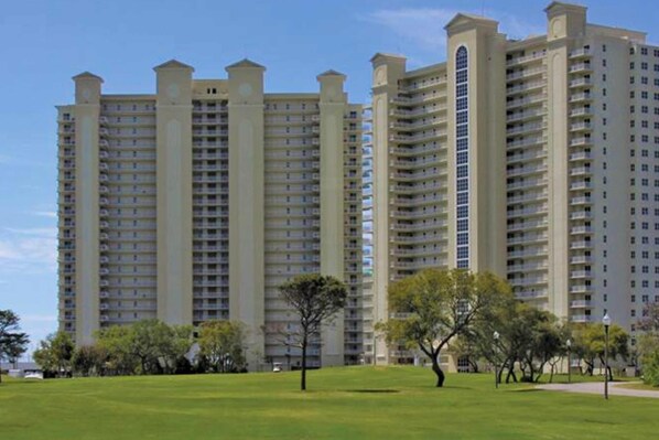 Exterior - Spacious 18th-floor condo with furnished balcony, shared heated pool, gym, & more (Miramar Beach)