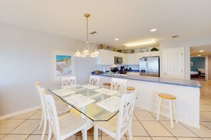 Dining - Colorful, third-floor condo w/partial gulf views, shared outdoor pool and tennis (Miramar Beach)