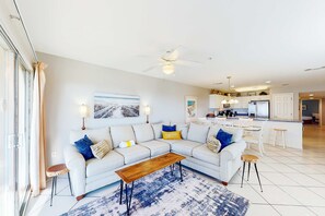 Ein modernes Wohnzimmer mit einem Ecksofa, einem Holztisch und einem großen Teppich.
