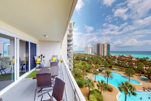 Outdoor dining - Idyllic beach getaway w/ gulf views & swimming pool - beach access (Destin)