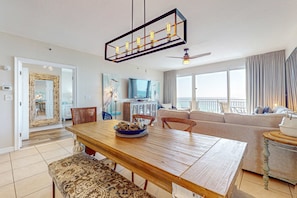 TV, offices - 7th floor condo with ocean views, shared pool, central AC, and washer/dryer (Destin)