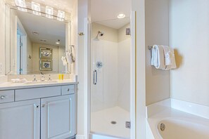 Shower, towels - 7th floor condo with ocean views, shared pool, central AC, and washer/dryer (Destin)
