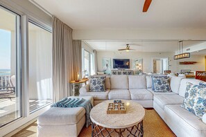 TV, offices - 7th floor condo with ocean views, shared pool, central AC, and washer/dryer (Destin)