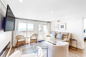 TV, fireplace, DVD player, offices - Adorable condo overlooking the sand with beach access & pools (Panama City Beach)