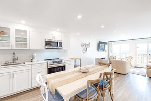 Fridge, microwave, oven, stovetop - Adorable condo overlooking the sand with beach access & pools (Panama City Beach)