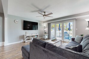 TV, offices - Gorgeous coastal townhome, patio, balcony and community HEATED pool (Navarre Beach)