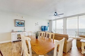Dining - Updated, beachfront condo with pool, hot tub & gym (Panama City Beach)