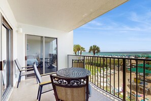 Outdoor dining - Emerald Towers 0202 (Destin)