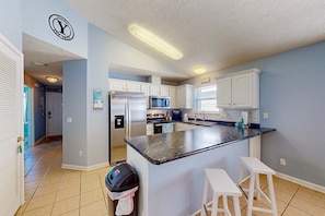 Fridge, microwave, oven, stovetop - Snowbird friendly home near beach with outdoor pool, patio, streaming, W/D (Panama City Beach)