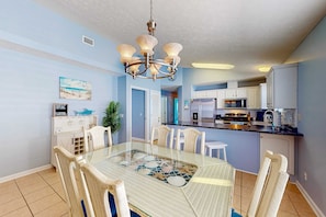 Dining - Snowbird friendly home near beach with outdoor pool, patio, streaming, W/D (Panama City Beach)