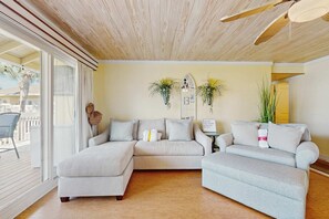 TV, offices - Calming condo with hot tub, tennis court, pool, & balcony (Destin)