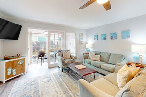 TV, offices - Ground-floor condo with private patio, on-site pool & tennis - walk to beach (Destin)