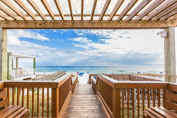 Property grounds - Ground-floor condo with private patio, on-site pool & tennis - walk to beach (Destin)