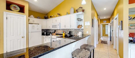 Geladeira, micro-ondas, fogão, cooktop